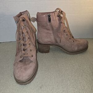 Vince Camuto  Lace-Up Ankle Boots in Dermy Pink Suede Leather size 9